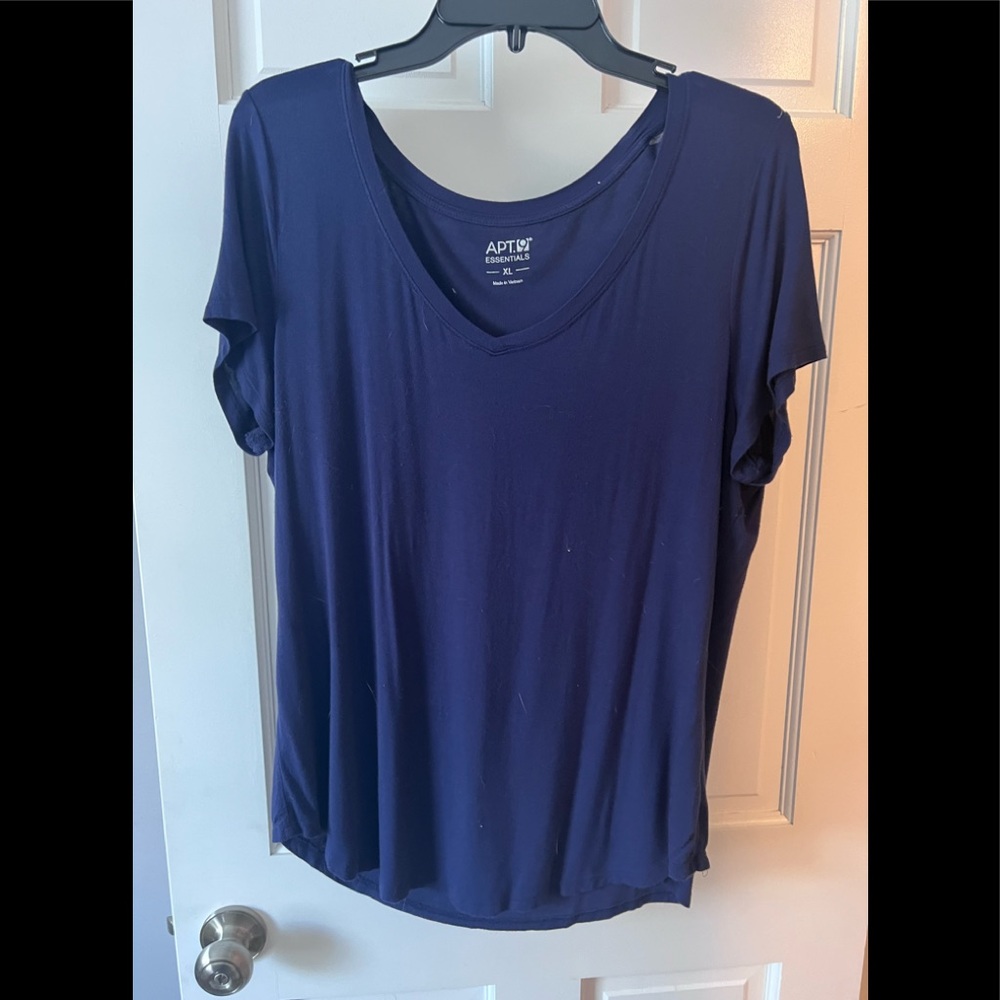 Apt 9 essentials t shirt in navy. Flowy soft tshirt. Xl